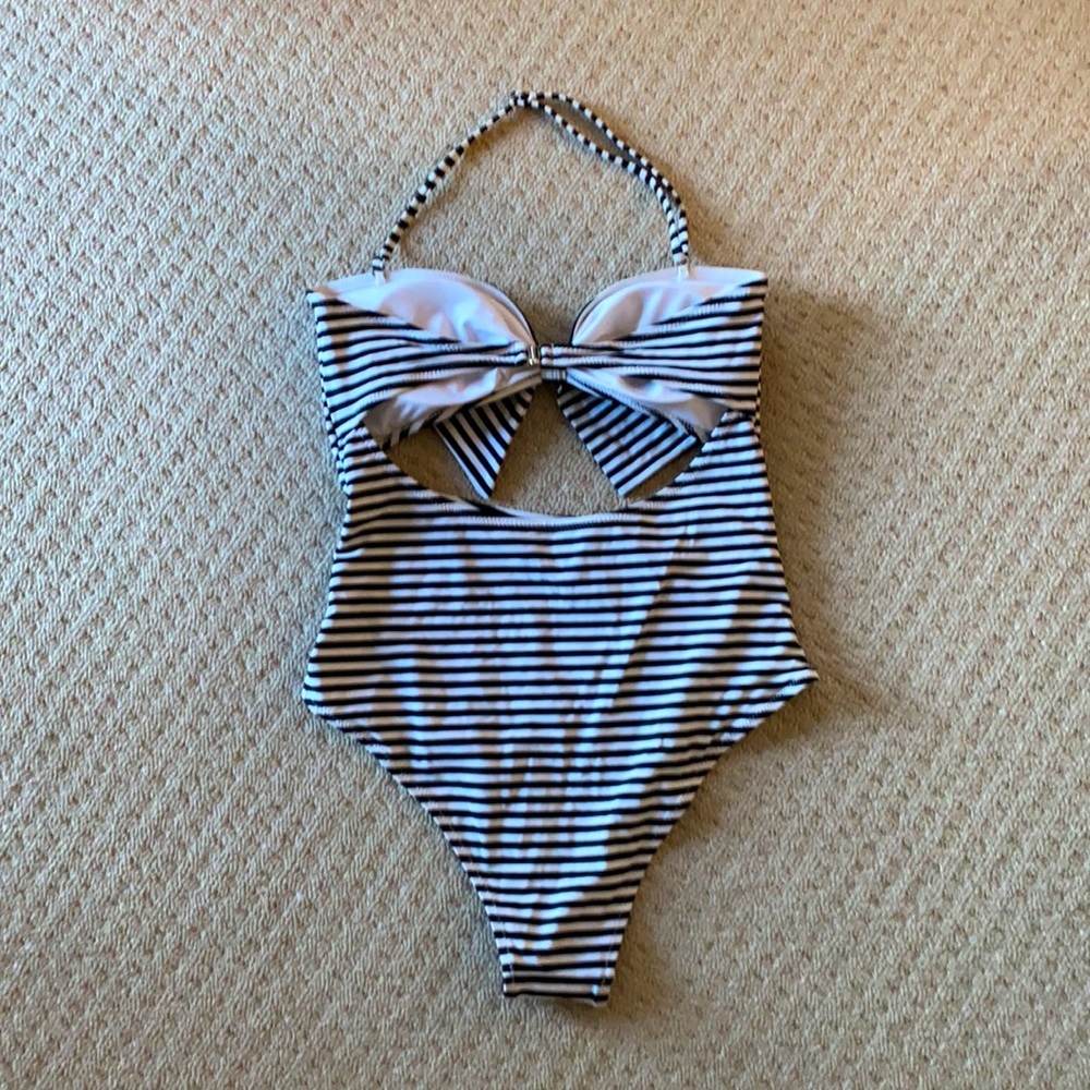 Striped, one piece - Picture 2 of 2